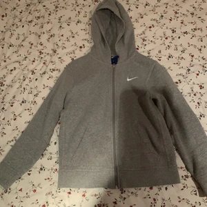 Nike huvtröja - En huvtröja från Nike i väldigt bra skick!💕