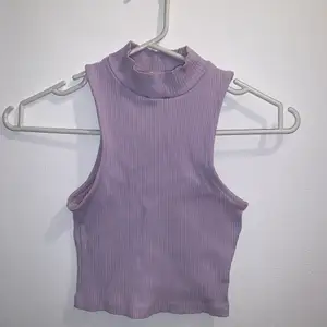 lila halter top, storlek XS/S, knappt använd  pris inkl frakt