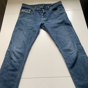  diesel jeans - Det står att det är storlek 30 men dom är mer som storlek 36-38. Dom är hyfsat lågmidjade. Jag säljer dom för att min farmor gav dom till mig men dom var för små för mig och jag har vanligtvis storlek M. Dom är i fint skick och har inga skador på sig.💕 