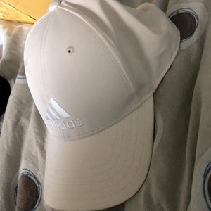 Adidas keps - Säljer min adiabatisk keps som är vit och är helt oanvänd 