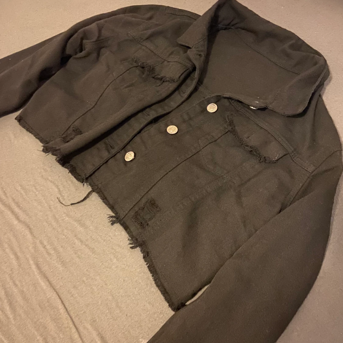 En kort jeans jacka - 90