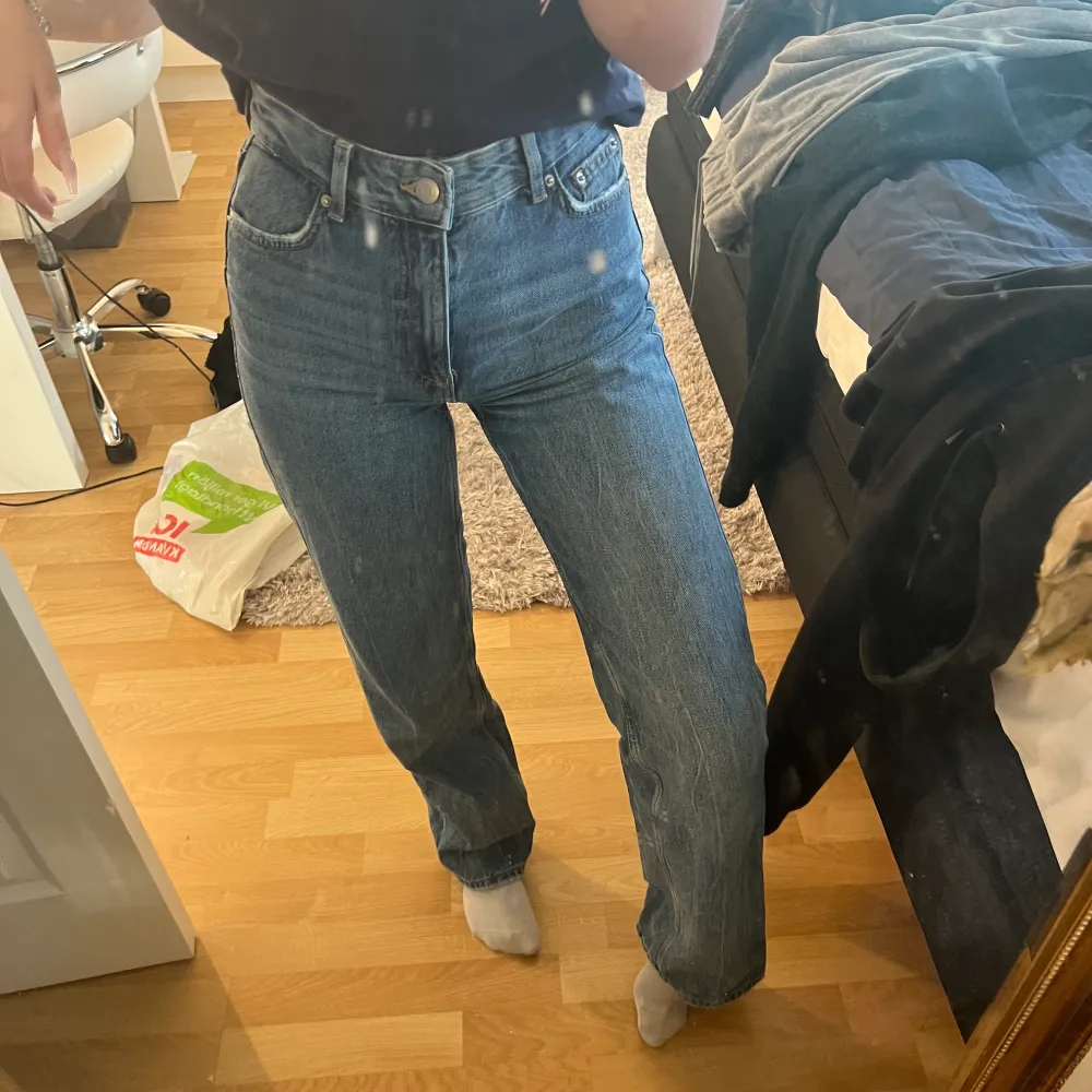 Jätte fina jeans från bershka som är köpta här på Plick. Super fint skick inget hål eller så, storlek 34 men passar en liten 36 också skulle jag säga💗 kan frakha och skicka bättre bilder!. Jeans & Byxor.