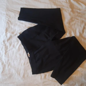 H&M kostymbyxor, strl XL - Svarta, tighta kostymbyxor med resor1