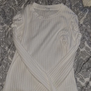 vitt ribad tröja  - En fin vitt ribad tröja jätte fin.