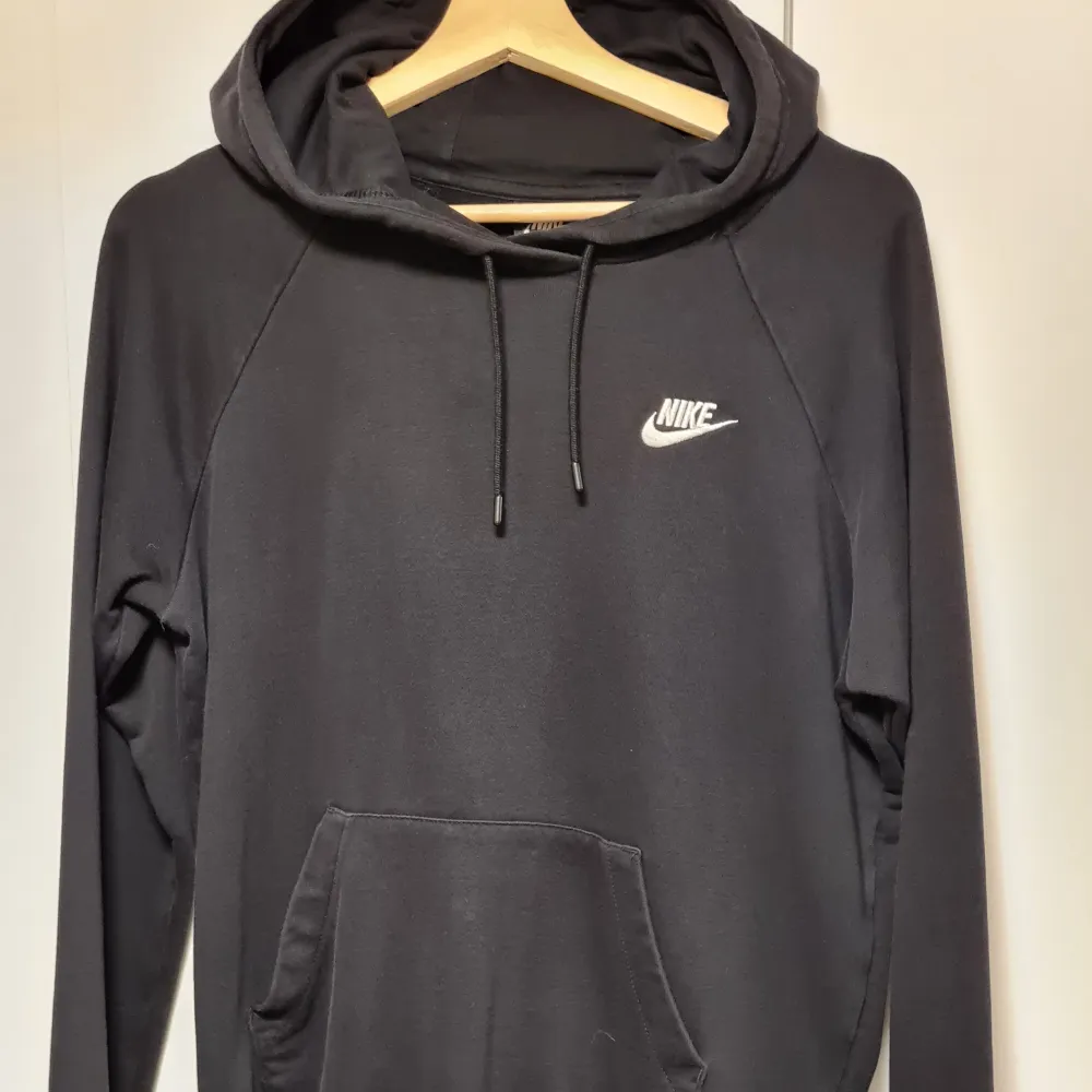 svart nike hoodie som inte fått användning längre och bara legat i garderoben. väldigt mjuk och bekväm. Hoodies.