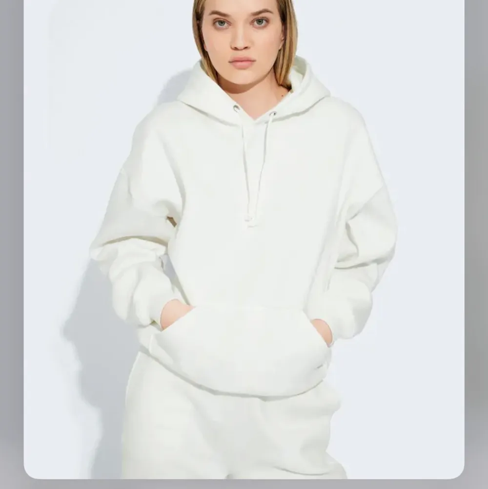 Säljer min vita hoodie från bikbok. Den är i storlek XS men passar mig som har S/M. Den är jättefin men lite nopprig. Säljer för att den inte använts så mycket. Hör av dig vid frågor💕. Hoodies.