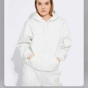Säljer min vita hoodie från bikbok. Den är i storlek XS men passar mig som har S/M. Den är jättefin men lite nopprig. Säljer för att den inte använts så mycket. Hör av dig vid frågor💕