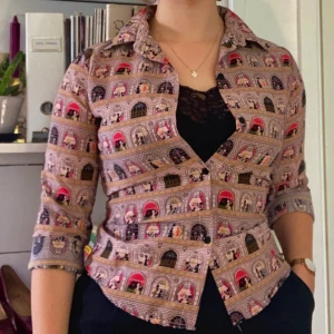 Coolt mönstrad skjorta - Skjorta med otroligt coolt mönster. Själv köpt den secondhand, men tror varken jag eller föra ägare använt den mycket då den är i väldigt bra skick. Sättet den är syd på indikerar att den är handsydd, häftigt! Möts antingen i Uppsala eller postar💕