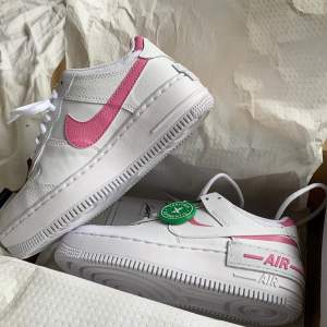 Säljer mina fina Nike i vit / rosa , använda några gånger ! Köpta på stockX 2020 , kommer ej med låda 