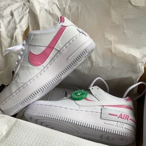 Nike skor  - Säljer mina fina Nike i vit / rosa , använda några gånger ! Köpta på stockX 2020 , kommer ej med låda 