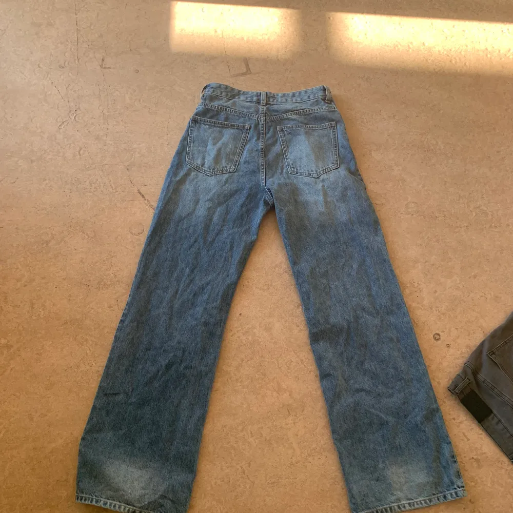 Helt oanvända hm jeans storlek 36. De är högmidjade så skulle säga 30-32 i midjan och 34-36 på längden.. Jeans & Byxor.