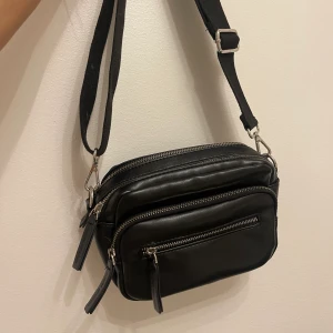 Rymlig väska - Rymlig väska från Carin Wester. Jätte rymlig med många fack. Köptes för 400kr säljes för 200. 