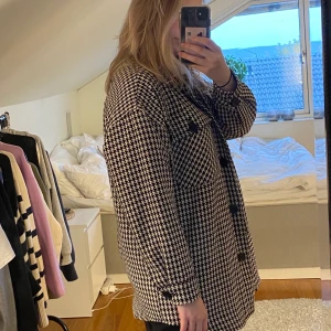 Kappa från Pull & Bear  - En superfin kappa från Pull & Bear i storlek M men skulle säga att den passar S lika bra! Använt ett fåtal gånger, säljer för den inte kommer till användning för mig! 🥰