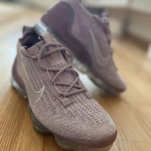 Nike vaipor max  - Nike vaipor max i storlek 37. Det är dock inte samma färg som på bilden utan en beige färg! Men skon är densamma som på bilden. 