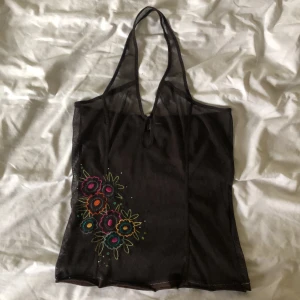 ONLY mesh halter top strl L - I gott skick utan några hål i materialet. Från märket ONLY i strl L. Köparen står för frakt. Bara att dm:a vid frågor❤️