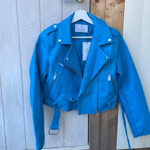 Blåa skinnjacka  - Helt ny och oanvänd skinnjacka i färgen blå och storlek M men mer som en S.  En kortare variant, jag är 175 cm och den hamnar som på bilden på mig. Märke - stradivarius. Ord pris cirka (399)