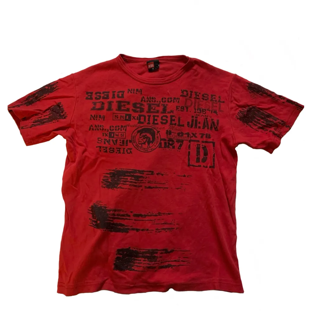 Röd Diesel t-shirt i strl S men har stretchigt material. Köparen står för frakten.. T-shirts.