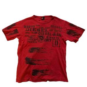 Röd Diesel t-shirt i strl S men har stretchigt material. Köparen står för frakten.