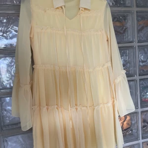 Gul somrig klänning - Gul klänning från misguided, aldrig använd🫶🏾