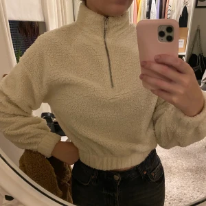 Tröja - Säljer denna ”päls” tröja. 