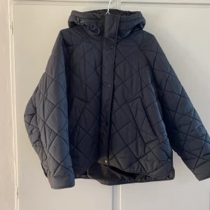 Quiltad jacka från H&M - Svart quiltad jacka från H&M i storlek M. Väldigt bra skick då den knappt är använd. 