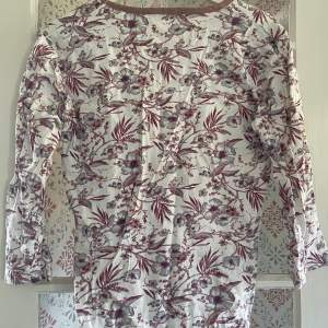 Blommig tröja i storlek M från ”Amalia”, använd ett fåtal gånger!