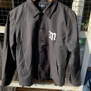 MISBHV Jacka - Jacka från MISBHV i storlek S med backprint. Några små fläckar men annars i gott skick!
