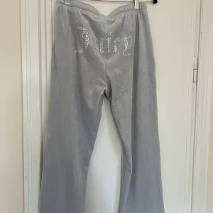 Juicy couture sweatpants  - Juicy couture sweatpants i storlek M med strass text bak 🤍