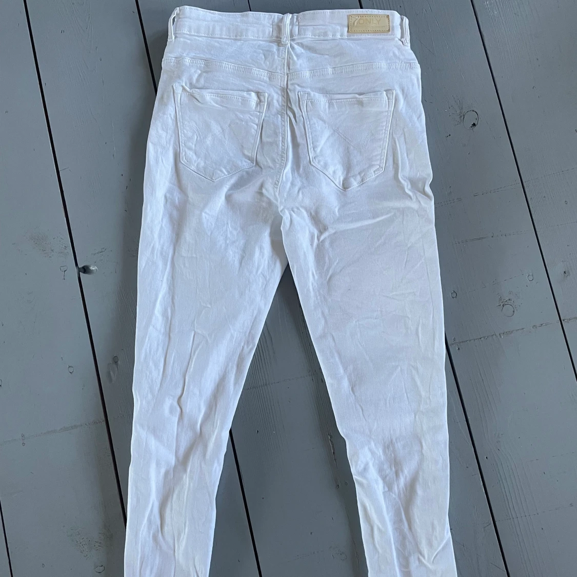 Vita jeans med slitning - 90