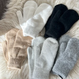 Vantar i ull - så snygga och sköna vantar i ull, perfekt till hösten/vintern. Finns begränsat antal i färgerna beige, ljusgrå, grå, svart och vit🤍✨ 289:-/st Ljusgrå helt sålda 