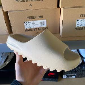 Säljer dessa Yeezy slide Bone helt nya och oanvända! De är storlek 44 1/2 och rekommenderar att köpa en storlek större än vad man brukar ha i vanliga skor då de är små i storlekarna! 