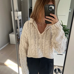 Stickad beige tröja - Stickad beige tröja  Storlek S Bra skick Klicka ej på ”köp nu”