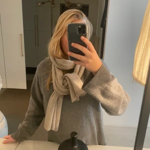 Kashmir halsduk  - Beige Kashmir halsduk 100% Kashmir i bra skick💕💕💕