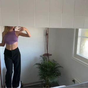 Svarta kostymbyxor  - upersnygga kostymbyxor från bershka som inte länge används!! I bra skick och material!!💕 i storlek 38 men passar perfekt på mig som brukar ha 36! 