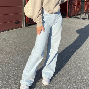 Midwaist jeans - Snygga jeans i ljusblå färg, storlek 25 (S). Säljs då jag inte använder de längre. Lite slitna längst ner på benen men annars är de i fint skick. Skriv för fler bilder🫶🏼