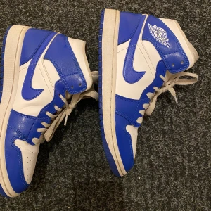 Blåa jordans, storlek 38,5 - Ett par jätte fina jordans 1 kentucky blue som är köpta från Restocks. Dem är i ett jätte bra skick, knappt använda!! Storlek 38,5 Priset kan diskuteras💗💗