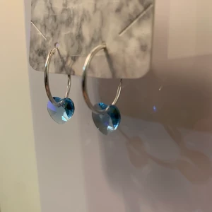 Äkta Swarowski och silver örhängen (nya) - Detta är äkta Swarowski-kristall örhängen som är helt nya (Jag gör de själv). De är även i äkta sterling silver 925. Köparen står för frakt