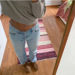 ZARA mid rise jeans  - Superfina mid rise jeans från Zara. Säljer då de blivit för korta för mig. Skriv om du har frågor🤎🤎 Det finns ett ljusare parti på byxorna vid fickan