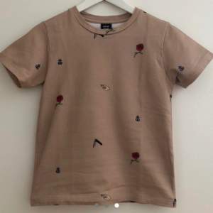 Drop dead ovanlig T-shirt   Storlek uk 8 (XS-S)  Pris kan diskuteras ☺️  Använd men i perfekt skick 