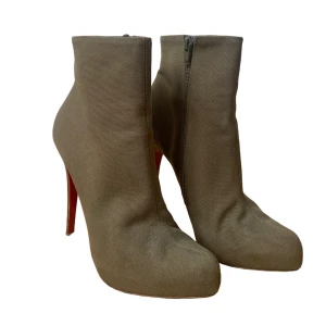  Christian Louboutin klackar  - Ett par super snygga Christian Louboutin klackar i mörkgrön /oliv. Lite slitage på nedre delen av klacken men annars i toppenskick. 