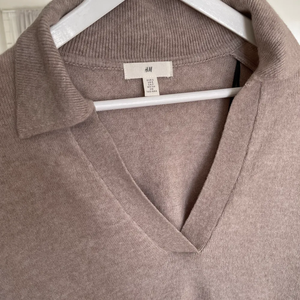 Superfin tunn stickad beige tröja från H&M i storlek S. Endast använd ett fåtal gånger och i mycket fint skick. Tröjor & Koftor.