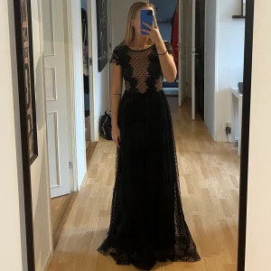 Ida Sjöstedt balklänning  - Superfin balklänning som jag endast använde för bilder (pga corona). Köptes av en kompis som använde den på sin bal. Lite av tyget i bak är trasigt (se sista bilden), men inget som syns på. Nypris 3800kr och finns inte att köpa längre.