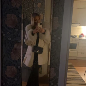 One size  - Säljer min fina fina pälskappa från garoff som är som ny, använt den 2 ggr. Två knappar har dock lossnat men går att sy dit nya hur lätt som helst. Ord pris: 3000kr Säljer för 2500kr Pris kan diskuteras vid snabb affär