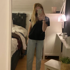 Ett par raka ljusblåa jeans från hm - Storlek xs , blåa jeans raka helt nya  