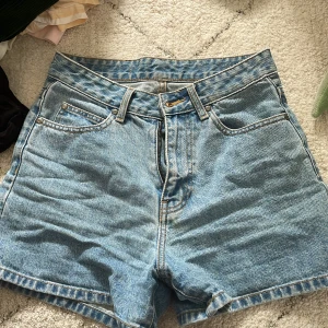Jeansskjorts  - DR Denim jeansshorts! Storlek 26, skulle säga S/XS. Fint skick