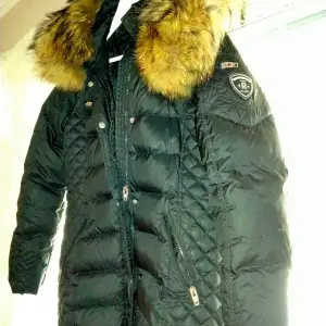 Tjena, säljer min Rockandblue jacka som ej kommer till användning mer. Köpt förra vintern och använd bara en säsong. Nypris 3499, Storlek 46 (L) finns i Helsingborg och hämta.