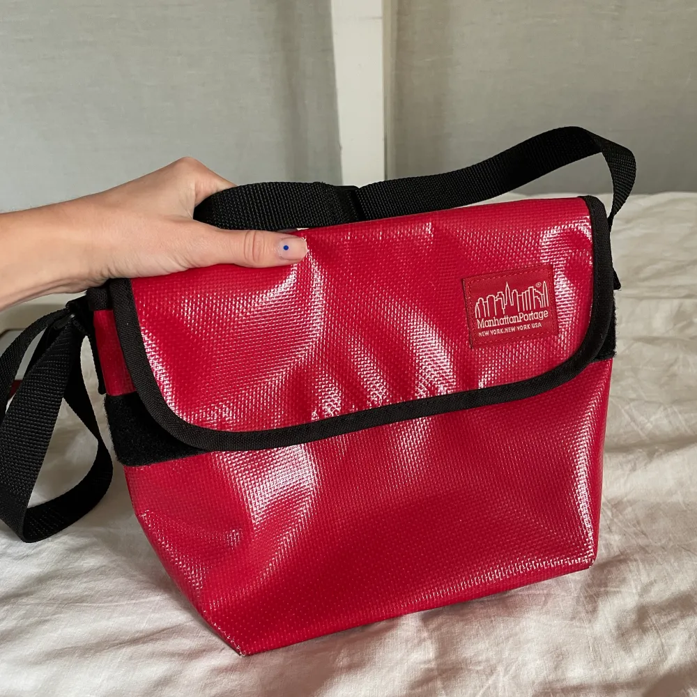 Röd väska i liknande stil som de coola Freitag väskorna. Använd men fortfarande fint skick! Köpt i England.   Obs snabb affär pga flytt💚. Väskor.