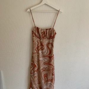 ITSM MAY klänning - ITSMAY klänning. Aldrig använd. Stretchigt material. 