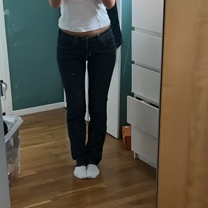 Armani jeans - Mörka lowrise/lågmidjade armani jeans med bootcut. Skriv vid intresse eller frågor💕