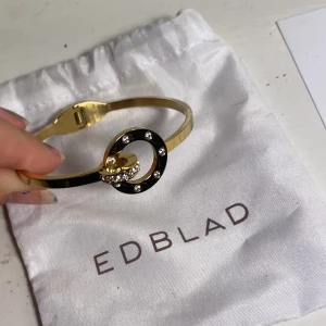 Edblad Ida Bangle Gold Armband  - Nästan helt oanvänt guld armband, säljer eftersom den aldrig använts (använder bara silver). TRYCK INTE PÅ KÖP DIREKT💗